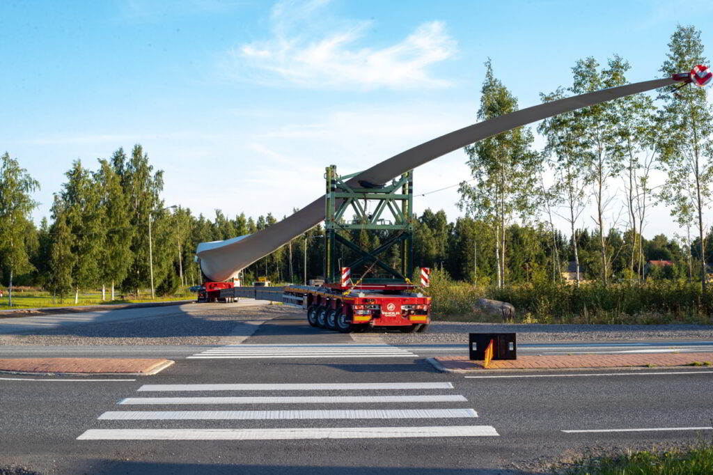tuulivoimalan siipien kuljetus käännöksessä